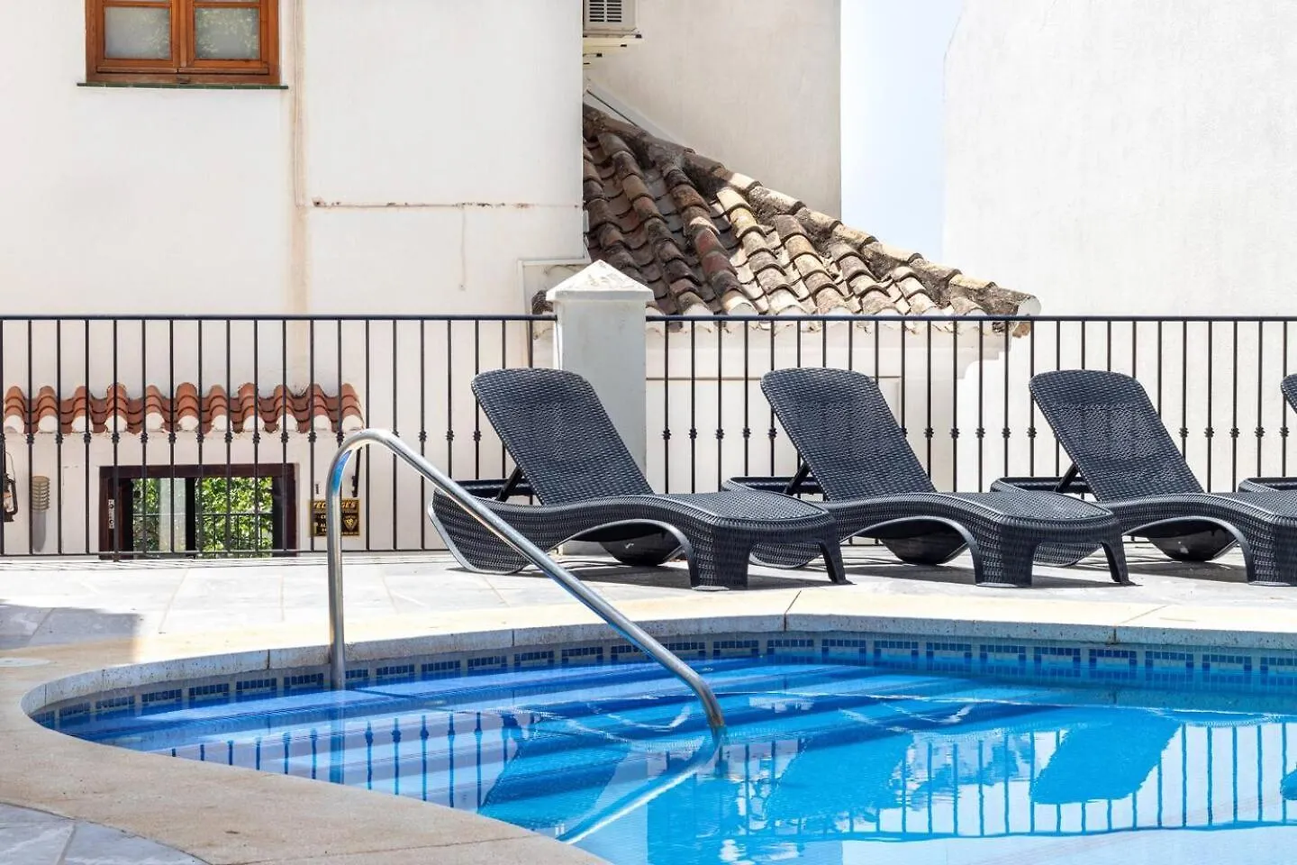 New Renovated Central Apartment With Modern Touch Mijas