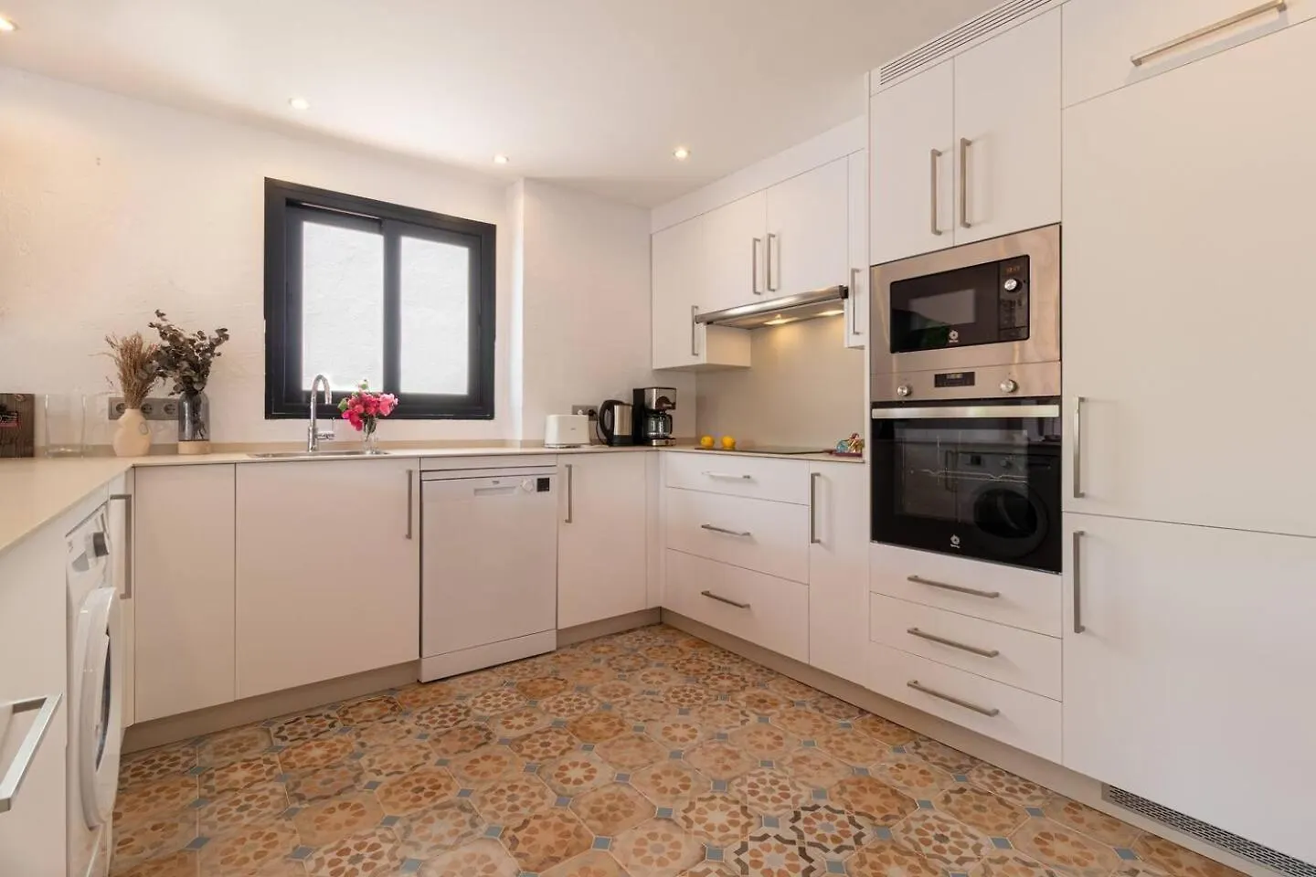 New Renovated Central Apartment With Modern Touch Mijas